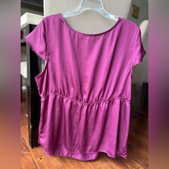 ELLE gorgeous plum blouse size 2X! Ruffled neckline & elastic waist! - Picture 5 of 10